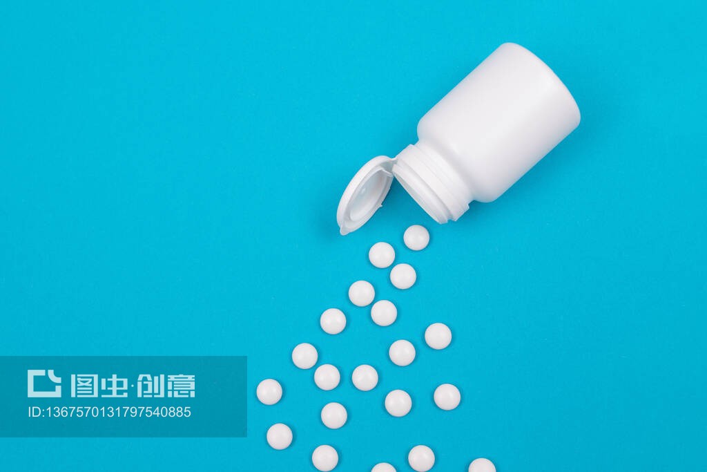 制药工业和医药产品-蓝色背景上的白色药丸