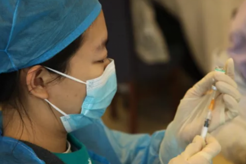 聚彩堂集团组织职工新冠疫苗接种