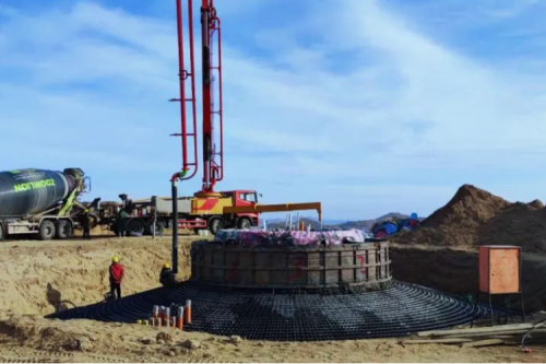 首吊完成｜聚彩堂定边天池塘50MW风电场工程建设捷讯